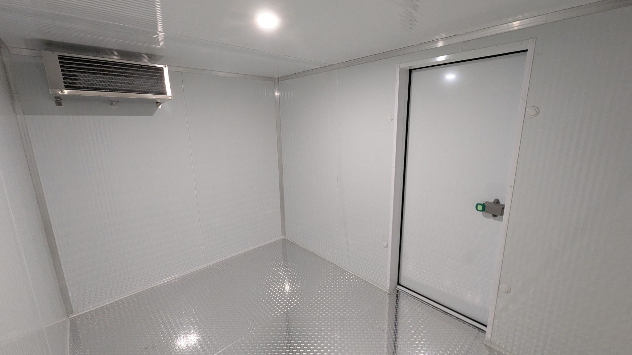 Chambre froide commerciale à Montréal : panneaux isolés blancs, évaporateur et plancher en aluminium