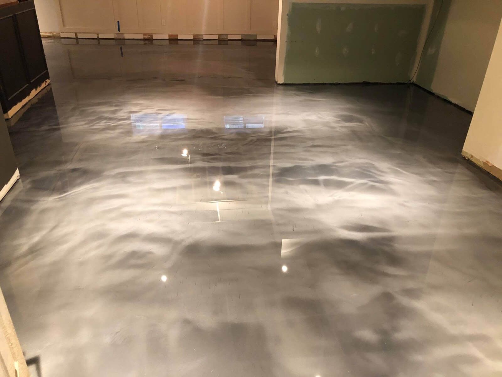 Sous-sol en rénovation à Repentigny : plancher d’époxy métallique gris et blanc au fini lustré
