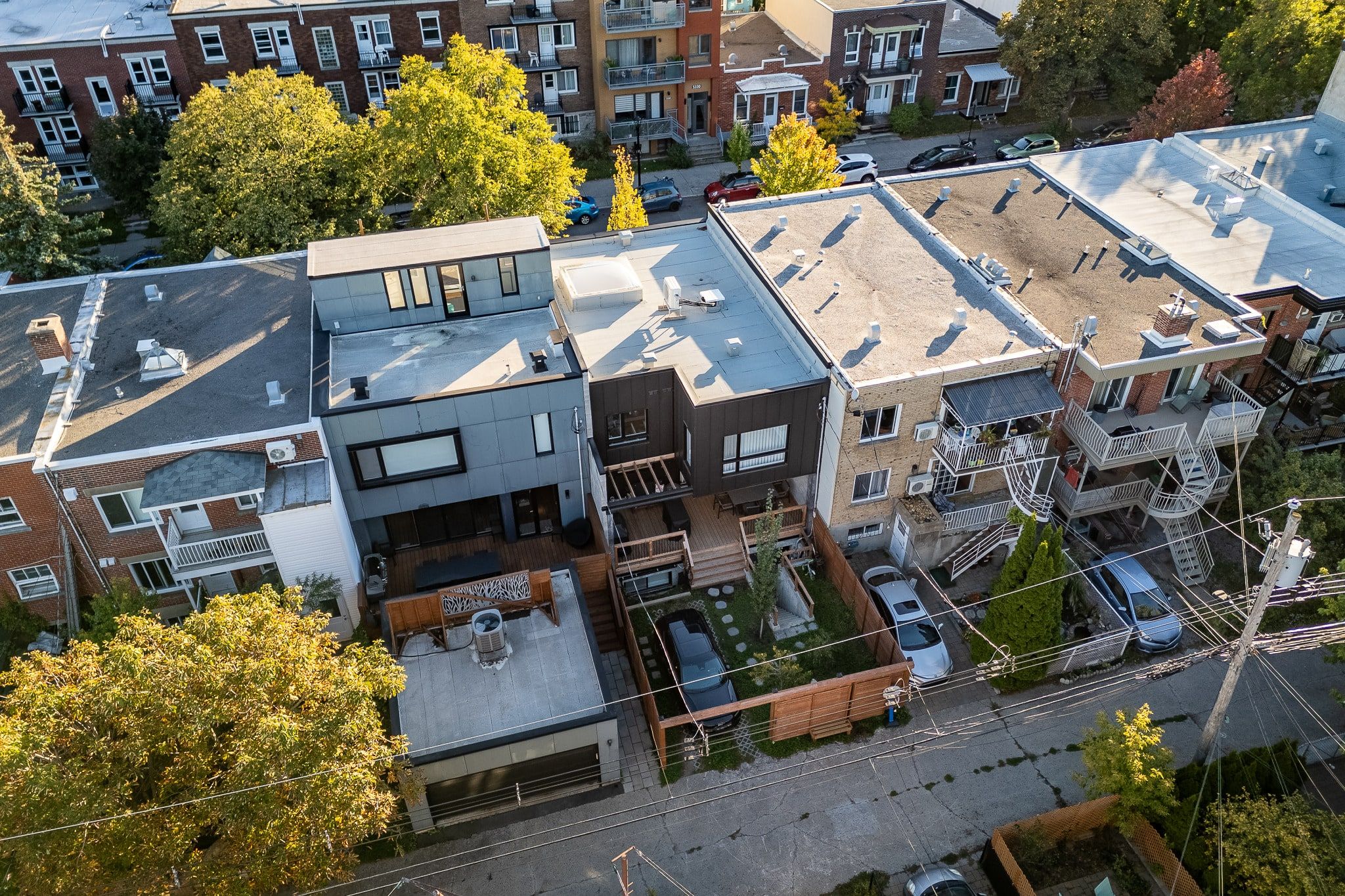 Vue aérienne d’une maison rénovée dans une rangée de plex de Rosemont, à Montréal